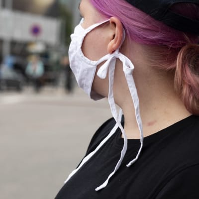 En kvinna som bär ansiktsskydd.