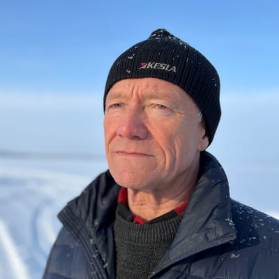 Ari Kuutti seisoo katse kameraan Laukansaaren jäätiellä Savonlinnassa.