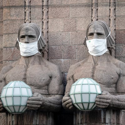 Munskydd på granitskulpturerna på Helsingfors centralstation.