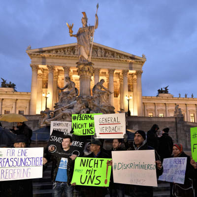 Människor i Wien demonstrerar mot den nya islamlagen.