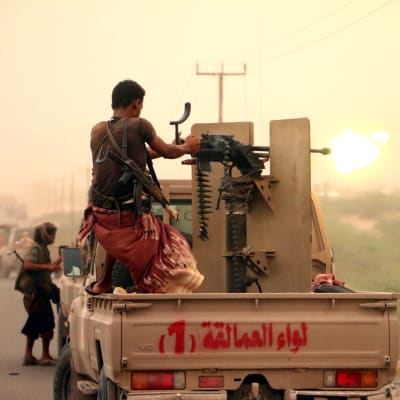 En man avfyrar ett tungt maskingvär i Jemen. 
