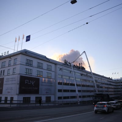 Meiras rosteri i Helsingfors brinner, branden släcks. 