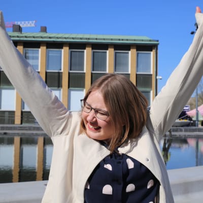 Nainen juhlii mahdollista Käärijän voittoa. 
