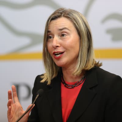 EU:s utrikespolitiska representant Federica Mogherini på väg till förhandlingar om läget i Venezuela.