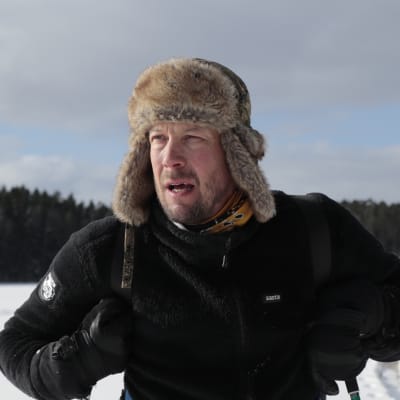 Mikko Peltola hiihtämässä Nuuksiossa.