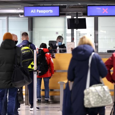 Venäläisiä matkustajia passitarkastuksessa Helsinki-Vantaan lentoasemalla.