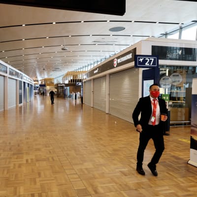 Autiot käytävät Helsinki-Vantaan lentoasemalla koronapandemian aikana.