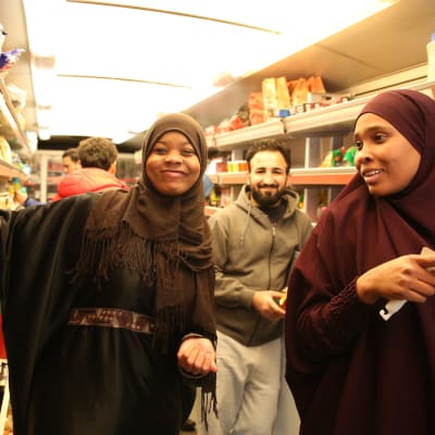 Rahma Ali Idiris, Ali Julil Abd Aljabbar ja Samira Said sanovat, että kaupa-autossa on hyvät tuotteet ja hinnat ovat kohdallaan.