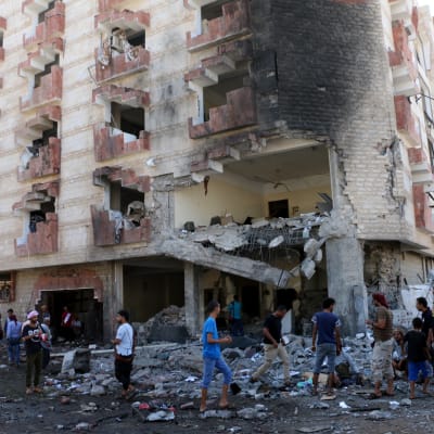Förödelse efter bilbomb i Aden.