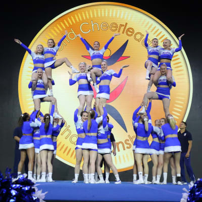 Suomen cheer-joukkue semifinaaleissa.