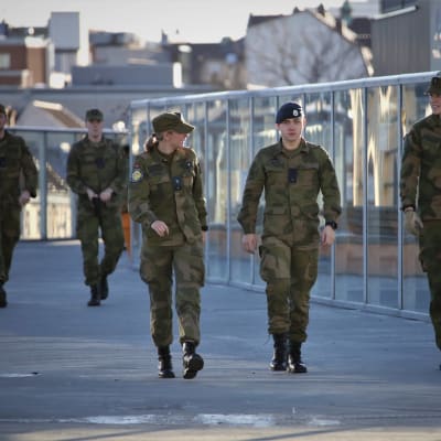 Nuoria sotilaita Nato Trident Juncture 18 -harjoituksessa Trondheimissa, Norjassa.