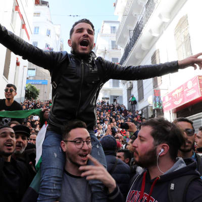 Demonstranter kräver att president Abdelaziz Bouteflika ger ifrån sig makten.