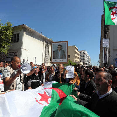 De massiva protesterna i våras tvingade den sjuklige presidenten Abdelaziz Bouteflika att i praktiken avgå medan brodern Said greps och slängdes  i fängelse