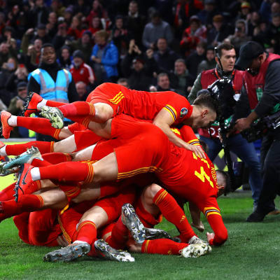 Walesin miesten jalkapallomaajoukkue juhli villisti Aaron Ramseyn osumaa.