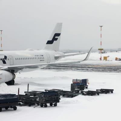 Finnarin lentokone Helsinki-Vantaan lentoasemalla. 