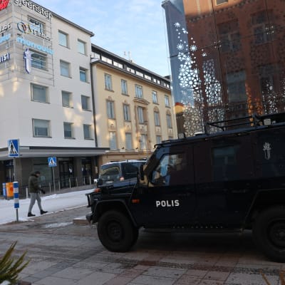 Polisens pansarbil står parkerad i centrum av Uleåborg i närheten av polisstationen.