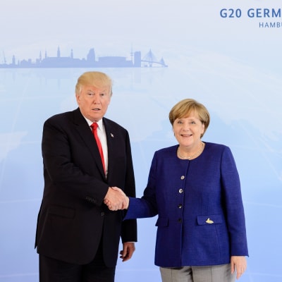 USA:s president Donald Trump och Tysklands förbundskansler Angela Merkel skakar hand inför sitt möte i Hamburg. 
