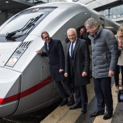 Siemensin uutta ICE 4 -junaa esiteltiin Berliinin rautatieasemalla 2015.