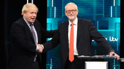 Boris Johnson och Jeremy Corbyn skakar hand