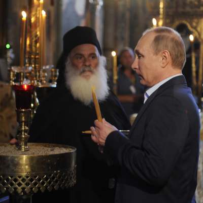 Rysslands president Vladimir Putin i huvudkyrkan i Athos.