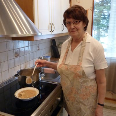 Margit Sved tillreder klimpsoppa