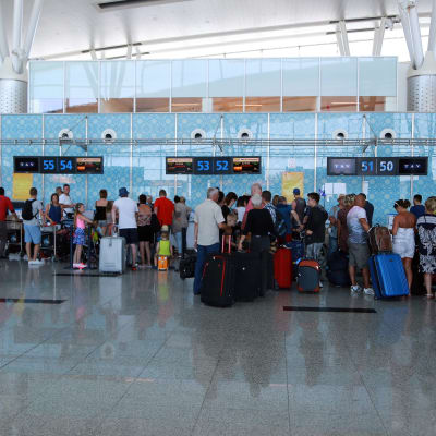 Brittiska turister köar vid Enfidha-flygplatsen i Sousse, Tunisien, för att åka hem.
