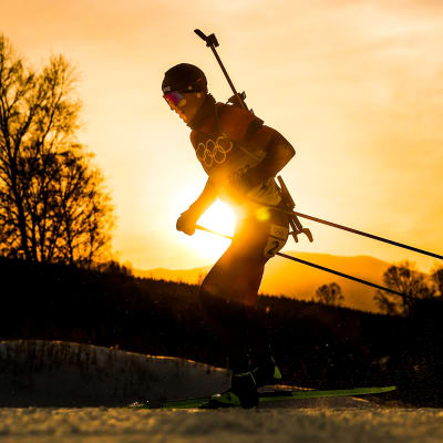 Johannes Thingnes Bö åker skidor i solnedgången.