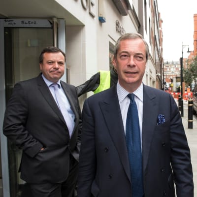 Rahoittaja, ehdokas ja julkisuus. Kesällä 2015 Nigel Farage johti EU-eroa vaativaa Ukip-puoluetta. Liikemies Arron Banks (vas.) oli yksi puolueen rahoittajista. Nyt Euroopan parlamentti haluaa selvyyttä Faragen raha-asioihin. Arkistokuva.