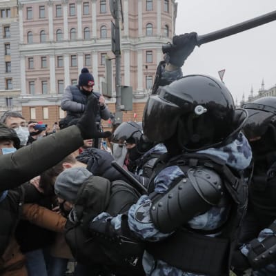 Polis tar till våld mot demonstranter i Ryssland.