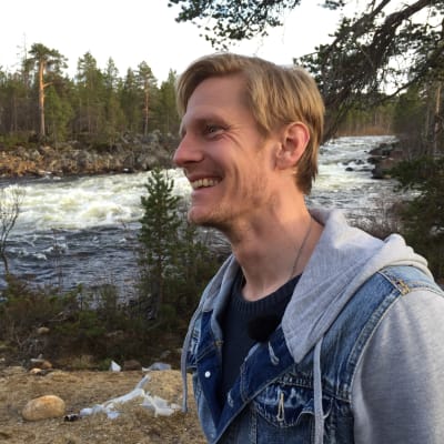 Karhu metsässä