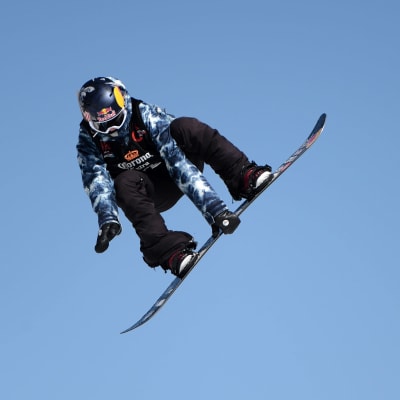 Enni Rukajärvi åker snowboard.