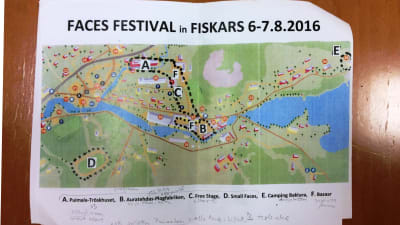En karta över Faces festivalplatser i Fiskars 2016. Anteckningar på pappret.