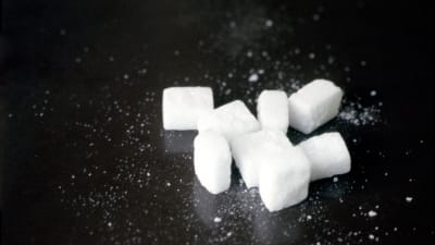 Skribenten föredrar äkta socker framom konstgjorda sötningsmedel. Bild: Yle/Juha-Pekka Laakio