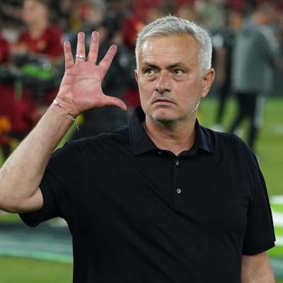 Jose Mourinho visar upp fem fingrar.