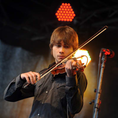 Alexander Rybak uppträder under rosdemonstrationen