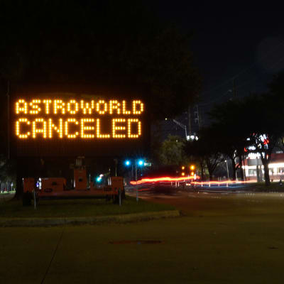 En skylt där det står "Astroworld canceled".