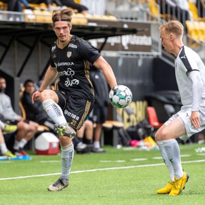 Jeremiah Streng trixar med bollen.