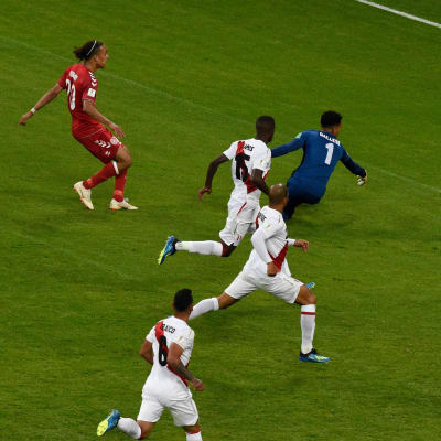 Yussuf Poulsen gör mål mot Peru