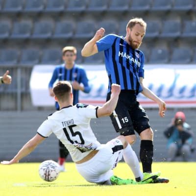 Närkamp om bollen i Åboderby.
