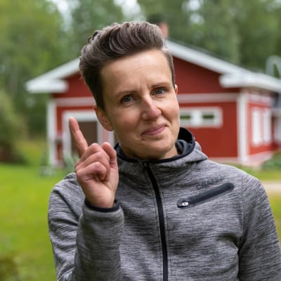Maallemuuton asiantuntija Johanna Niilivuo heristää sormea. 