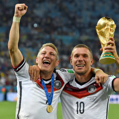 Bastian Schweisteiger och Lukas Podolski firar VM-guldet i fotboll.