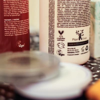 Sminkborstar, smink och andra skönhetsprodukter på ett bord. På produkterna finns markeringarna "vegan" och "inte testade på djur".