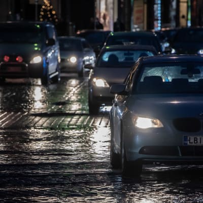 Autojen valoja pimeällä.