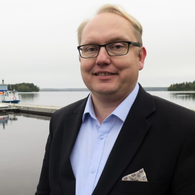 Ikaalisten entinen kaupunginjohtaja Juhani (ent. Kari) Tolonen järven rannalla.