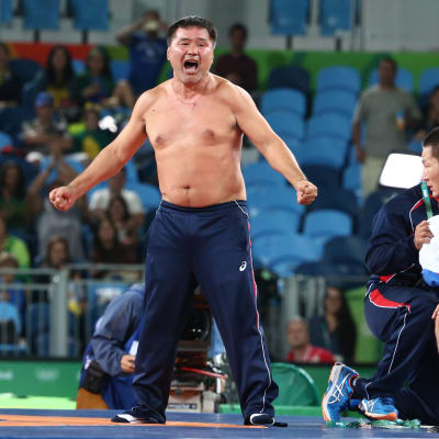 Mongolian painivalmentaja Mandakhnaran Ganzorig ilman paitaa