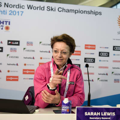 FISin pääsihteeri Sarah Lewis Lahden MM-hiihdoissa.