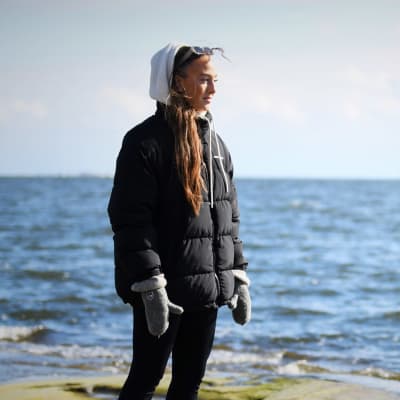 Fotbollsspelaren Linda Nyman blickar ut mot havet.