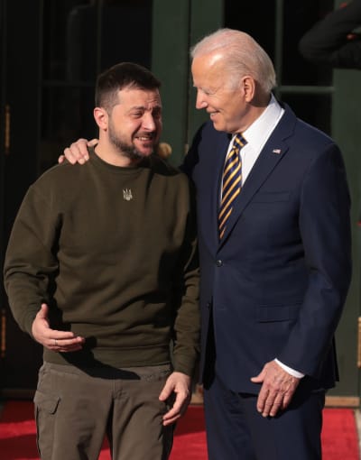 USA:s president Joe Biden välkomnar Ukrainas president Volodymyr Zelenskyj som i onsdag gjorde sitt första utlandsbesök sedan Ryssland inledde sin invasion den 24 februari.
