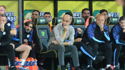 Pep Guardiola på bänken i matchen mot Norwich.