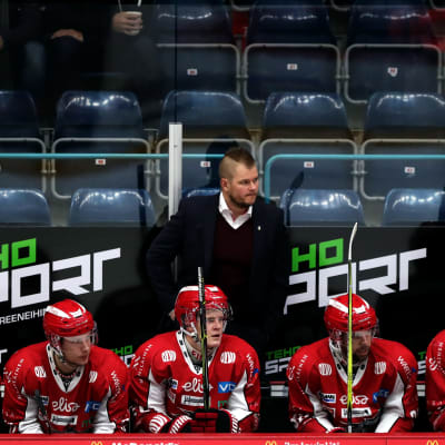 Ari-Pekka Pajuluoma fortsätter som chefstränare.